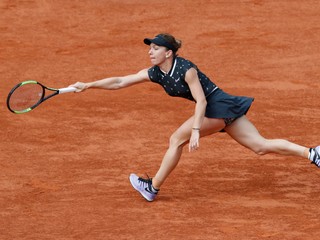 Rumunská tenistka Simona Halepová vracia loptičku Poľke Ige Swiatekovej v zápase osemfinále ženskej dvojhry na grandslamovom turnaji Roland Garros v Paríži 3. júna 2019.