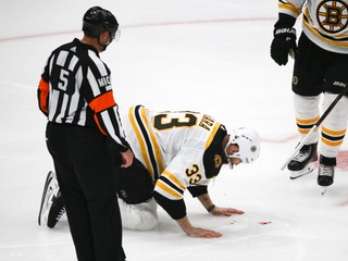 Kapitán Bostonu Bruins Zdeno Chára kľačí na ľade po zásahu pukom vo štvrtom dueli finále play off zámorskej hokejovej NHL St. Louis Blues - Boston Bruins v St. Louis 3. júna 2019.
