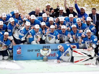 Fíni pri oslavách zisku titulu majstrov sveta. 