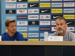 Tréner slovenskej futbalovej reprezentácie Pavel Hapal (vpravo) a slovenský futbalový reprezentant a stredopoliar Patrik Hrošovský.