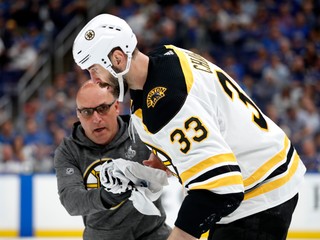 Kapitán Bostonu Bruins Zdeno Chára korčuľuje z ľadu po zásahu pukom vo štvrtom dueli finále play off zámorskej hokejovej NHL St. Louis Blues - Boston Bruins v St. Louis 3. júna 2019.