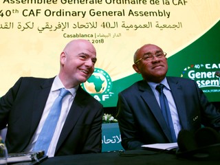 Ahmad Ahmad (vpravo) a prezident FIFA Gianni Infantino.