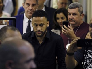 Neymar prichádza na vypočúvanie v kauze obvinenia zo znásilnenia.