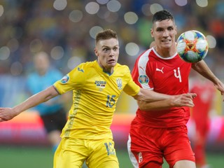 Zľava Viktor Cygankov a Nikola Milenkovič v zápase Ukrajina - Srbsko v rámci kvalifikácie na EURO 2020.