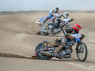 V popredí dánsky pretekár Anders Thomsen sleduje svojich súperov počas majstrovstiev sveta motocyklov na plochej dráhe v Žarnovici.