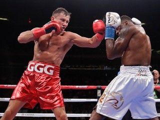 Gennadij Golovkin (vľavo) v súboji so Steveom Rollsom.