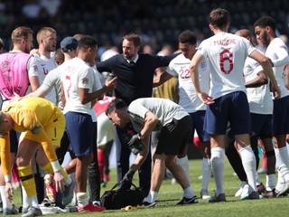 Tréner anglickej reprezentácie Gareth Southgate (uprostred) rozdáva inštrukcie počas zápasu o bronz v Lige národov 2018/2019.