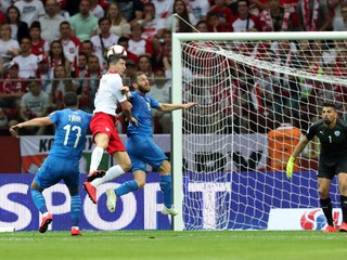 Robert Lewandowski (druhý zľava) v súboji s Loaiom Tahom (vľavo) v zápase kvalifikácie na EURO 2020 Poľsko - Izrael.