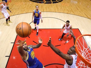 Basketbalisti Golden State znížili stav série, Toronto porazili o bod