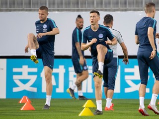 Róbert Boženík (uprostred) a Denis Vavro (vľavo) počas tréningu slovenskej futbalovej reprezentácie pred utorňajším kvalifikačným stretnutím Azerbajdžan - Slovensko o postup na ME 2020 v Baku 10. júna 2019. 