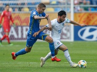 Kyrylo Dryshliuk (vľavo) v súboji s Roberto Alberico v semifinálovom zápase MS vo futbale do 20 rokov 2019.