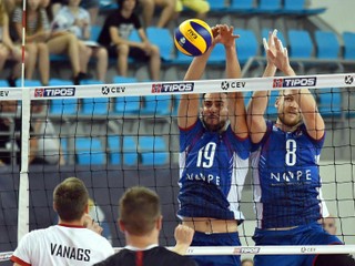 Na snímke sprava hráči Slovenska Peter Ondrovič a Filip Gavenda v zápase Zlatej európskej ligy mužov vo volejbale Slovensko - Lotyšsko 12. júna 2019 v Humennom.