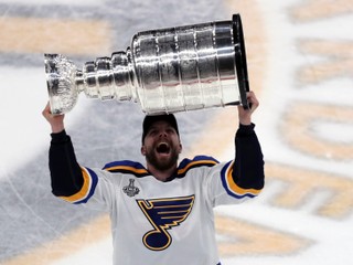 Hokejista St. Louis Blues David Perron zdvíha nad hlavu Stanley Cup pre víťaza NHL 2018/2019.
