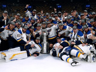 Hráči St. Louis Blues pózujú so Stanley Cupom pre víťaza NHL 2018/2019.