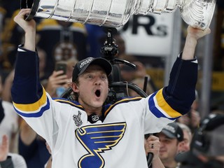 Jay Bouwmeester zdvíha nad hlavu Stanley Cup pre víťaza NHL 2018/2019.