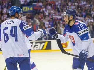 Matúš Sukeľ (vpravo) a Patrik Koch počas zápasu Slovensko - Veľká Británia na Majstrovstvách sveta v ľadovom hokeji 2019.