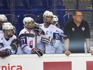 Lavička Slovenska, vpravo tréner Marián Hambálek v zápase Majstrovstiev sveta v hokejbale Slovensko – Kanada.
