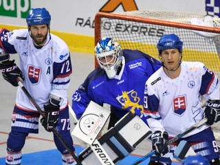 Vľavo Roman Bujdák, vpravo jeho spoluhráč Lukáš Olejník v zápase Majstrovstiev sveta v hokejbale mužov Slovensko – Fínsko.