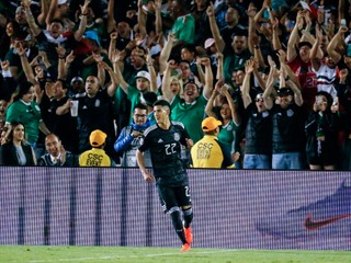 Mexický obranca Jorge Sánchez.