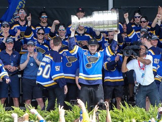 Hráči St. Louis Blues so Stanleyho pohárom pri oslavách s fanúšikmi v uliciach mesta.