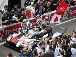 Vytrvalostné preteky 24 hodín Le Mans ovládla Toyota, z triumfu sa teší aj Alonso