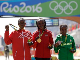 Eunice Jepkiruiová Kirwová (vľavo) na olympiáde v Riu.