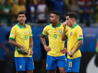 Brazílski futbalisti Roberto Firmino (vľavo), Gabriel Jesus (v strede) a Philippe Coutinho v zápase Brazília - Venezuela na Copa América 2019.