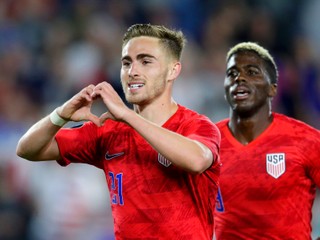 Tyler Boyd (vľavo) a Gyasi Zardes po strelenom góle v zápase CONCACAF Gold Cupu 2019 USA - Guyana.