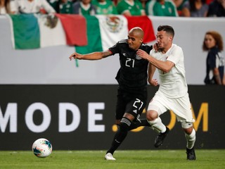 Zľava mexický obranca Luis Rodriguez a kanadský stredopoliar Russell Teibert.
