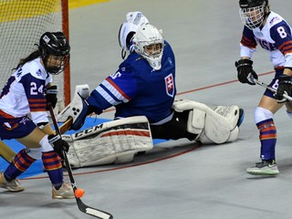 Brankárka Dominika Tabačková, vľavo Taylor Steadmanová a vpravo Sarah Hughsonová (obe USA) v zápase semifinálovej skupiny MS v hokejbale žien 2019 Slovensko - USA.
