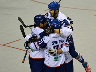 Radosť hráčov Slovenska z gólu na 2:1 v zápase MS v hokejbale mužov 2019 Slovensko - Taliansko.