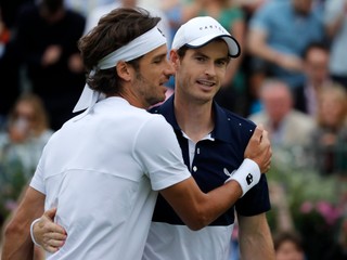 Andy Murray a Feliciano Lopez vyradili v Queens Clube najvyššie nasadenú dvojicu.