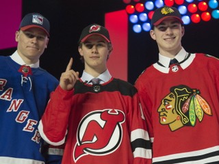 Zľava Kaapo Kakko, Jack Hughes, a Kirby Dach po prvom kole draftu NHL.