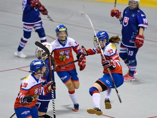 Na snímke radosť reprezentantiek Česka z gólu na 0:2 v zápase o bronz na majstrovstvách sveta v hokejbale žien Slovensko – Česko v Košiciach v sobotu 22. júna 2019.