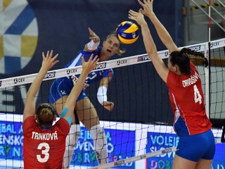 Na snímke uprostred hráčka Slovenska Nikola Radosová a hráčky Česka Veronika Trnková a Gabriela Orvošová v zápase Zlatej Európskej ligy žien vo volejbale Slovensko - Česko 12. júna 2019 v Humennom - ilustračná fotografia.