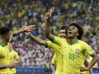 Futbalisti Brazílie oslavujú gól v zápase proti Peru na Copa America 2019.