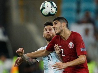 Lionel Messi v súboji s reprezentantom Kataru Karimom Boudiafom.