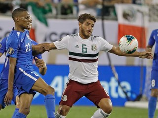 Jonathan Dos Santos (v strede) a Romario Barthelery (vľavo) v zápase A-skupiny Gold Cupu 2019 Mexiko - Martinik.