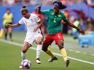 Nikita Parris (vľavo) v súboji s Yvonne Leuko.
