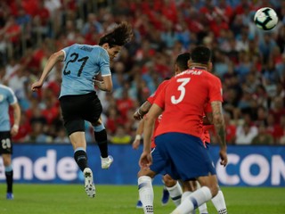 Edinson Cavani strieľa gól do brány Chile.