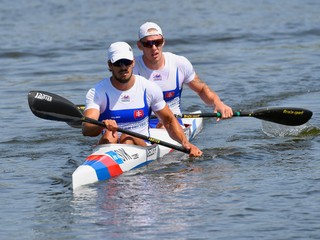 Slovenskí reprezentanti v rýchlostnej kanoistike Peter Gelle a Adam Botek po finálovej jazde K2 na 1000 metrov na II. Európskych hrách v Minsku 22. júna 2019.