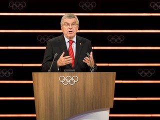 Prezident Medzinárodného olympijského výboru (MOV) Thomas Bach reční počas druhého dňa 134. zasadnutia MOV vo švajčiarskom Lausanne 25. júna 2019.