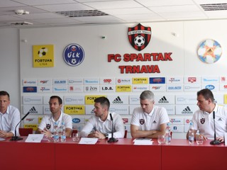 Na snímke zľava nový PR manažér futbalového klubu FC Spartak Trnava Patrik Velšic, nový tréner Ricardo Chéu, riaditeľ klubu Milan Cuninka, športový riaditeľ Andrej Kostolanský a generálny manažér Marián Černý počas tlačovej konferencii na tému vízia klubu a jeho ciele po zmene vlastníckych práv. V Trnave dňa 26. júna 2019.