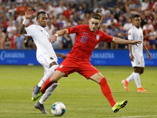Marcos Sanchez (vľavo) a Tyler Boyd v zápase USA - Panama na CONCACAF Gold Cupe 2019.