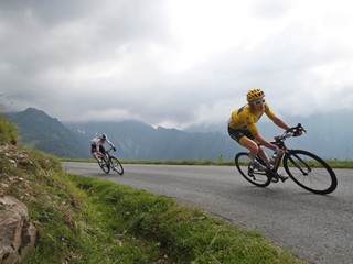 Geraint Thomas (vpravo) a Chris Froome počas 17. etapy na Tour de France 2019.