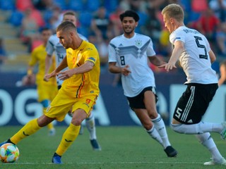 George Puscas (vľavo) v semifinálovom zápase ME vo futbale do 21 rokov.