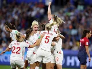 Anglické futbalistky oslavujú víťazstvo vo štvrťfinálovom zápase MS vo futbale žien 2019.