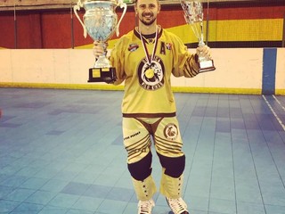 Tomáš Tatar pózuje s víťaznými trofejami.