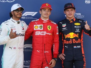 Traja najlepší v kvalifikácii na Veľkú cenu Rakúska - zľava druhý Lewis Hamilton, víťaz Charles Leclerc a tretí Max Verstappen.