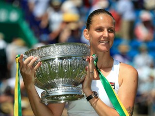 Karolína Plíšková pózuje s víťaznou trofejou.